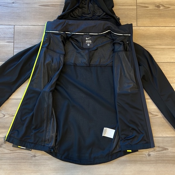 NWT- Nike Women’s Running Jacket - Picture 3 of 6